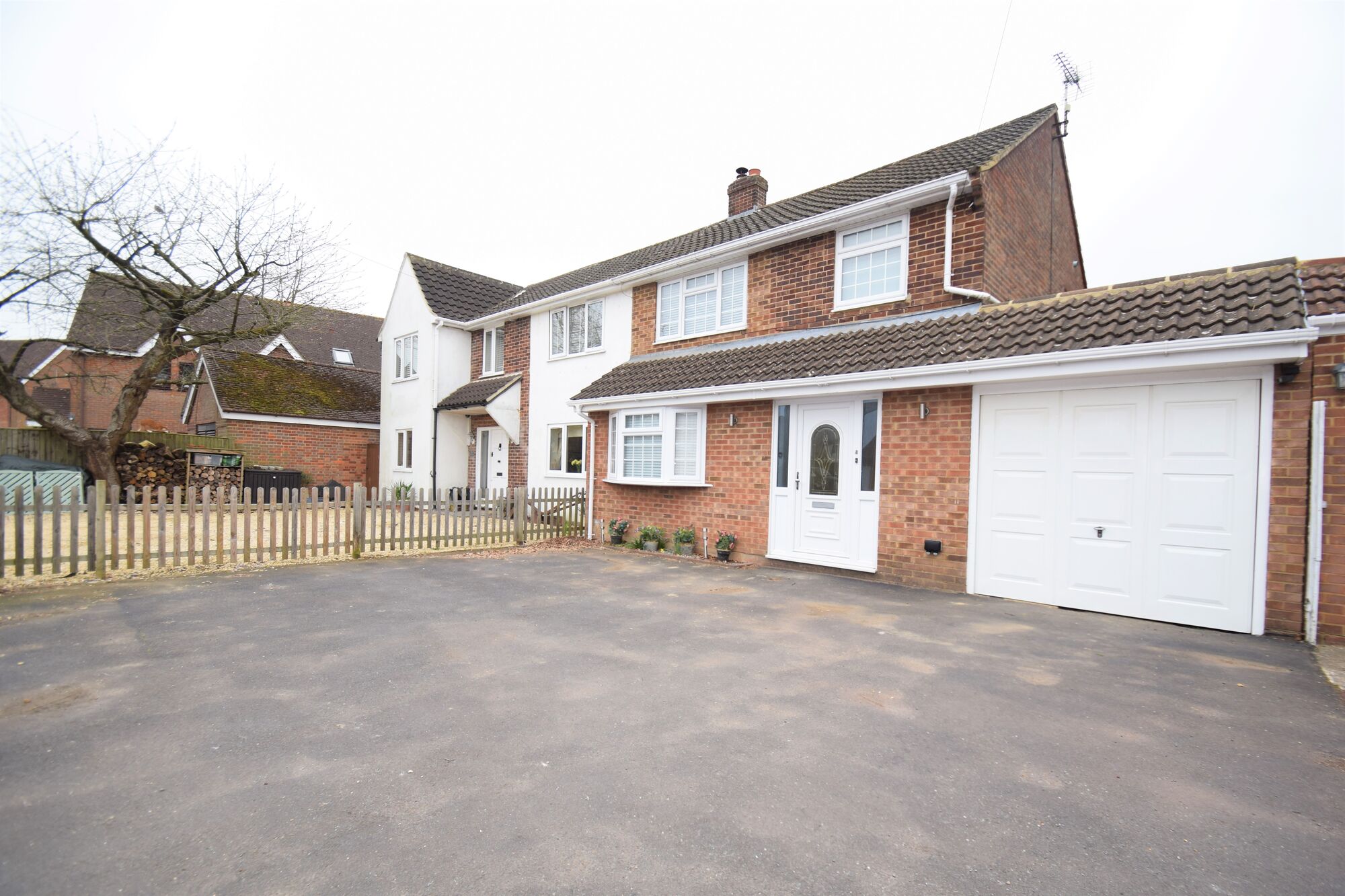 3 bedroom semi detached house to rent, Available from 15/08/2024 Wycombe Road, Prestwood, HP16, main image