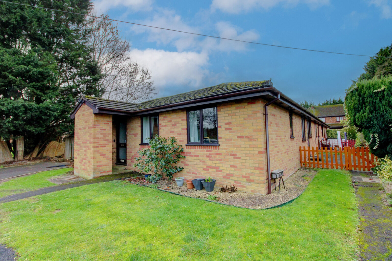 1 bedroom semi detached bungalow for sale Highfield Avenue, High Wycombe, HP12, main image
