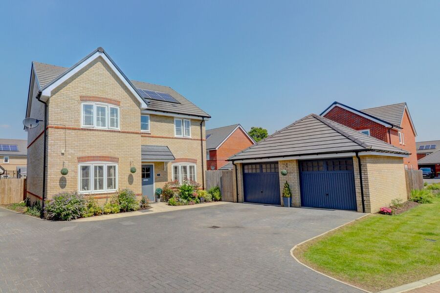 4 bedroom detached house for sale