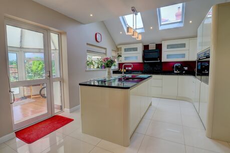 5 bedroom detached house for sale