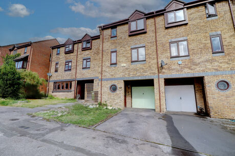 3 bedroom mid terraced house to rent, Available unfurnished now