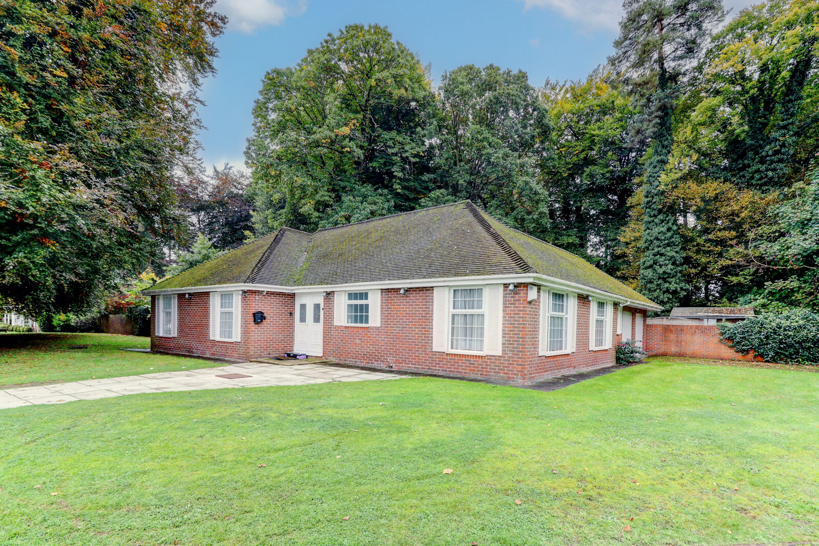 2 bedroom detached bungalow for sale Knights Templar Way, High Wycombe, HP11, main image