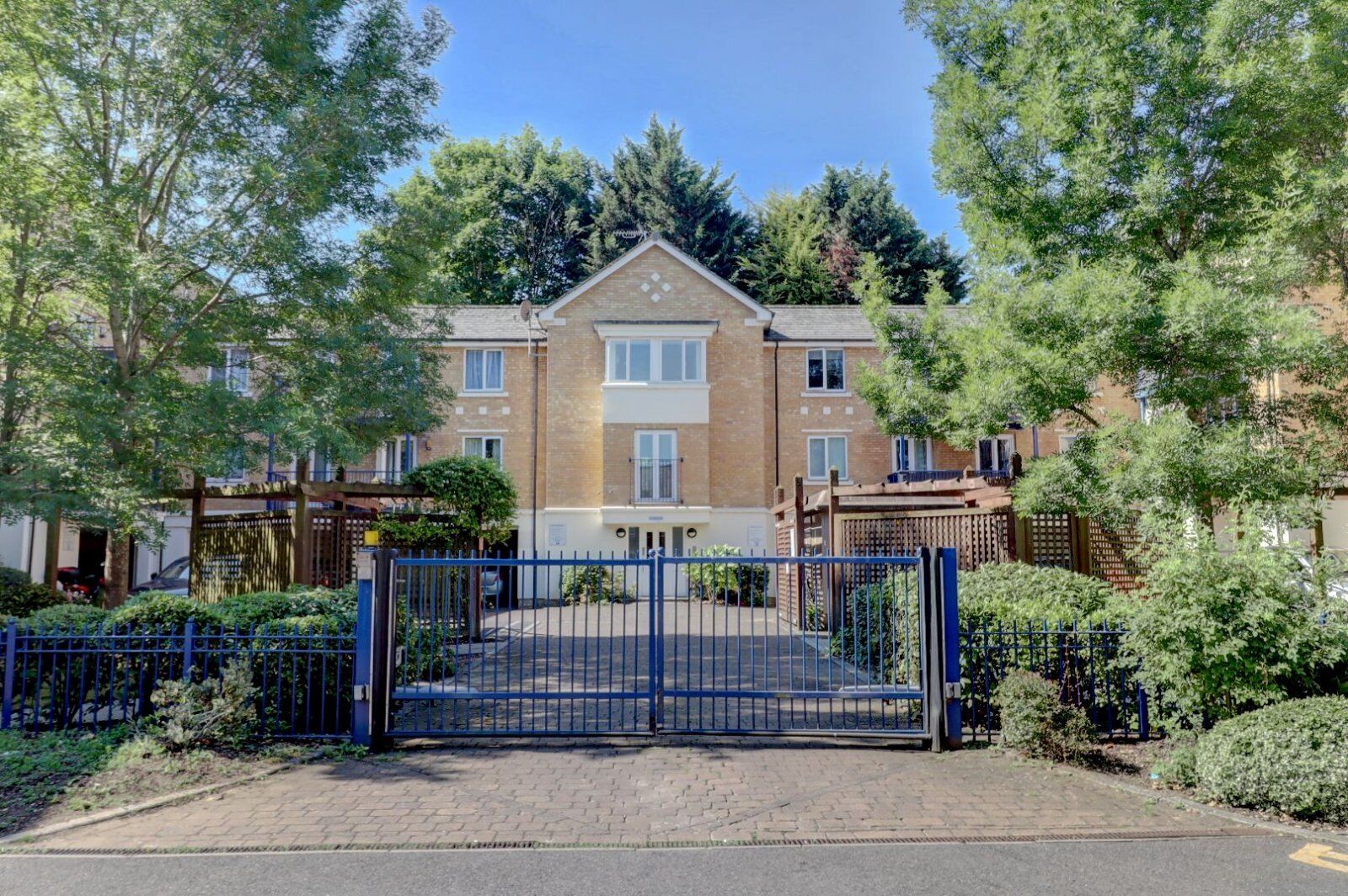 3 bedroom  flat for sale West End Road, High Wycombe, HP11, main image