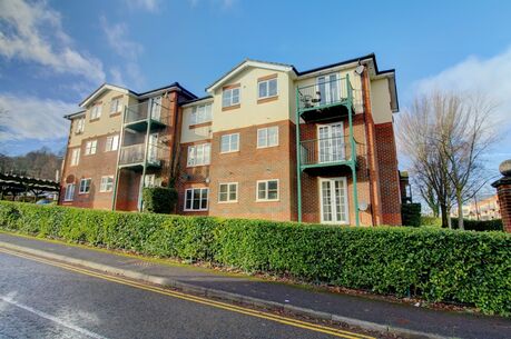 2 bedroom  flat to rent, Available part-furnished now