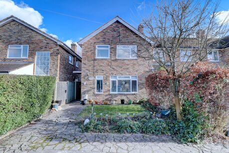 3 bedroom end terraced house to rent, Available unfurnished now