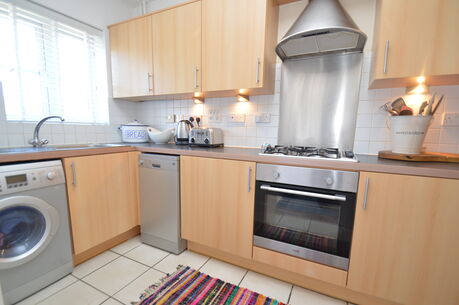 2 bedroom mid terraced house to rent, Available unfurnished from 01/12/2024