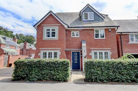 5 bedroom detached house for sale