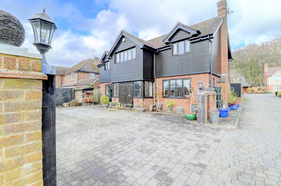 5 bedroom detached house for sale